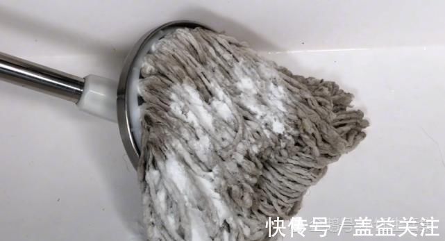 不管拖把有多脏，用“这水”泡10分钟，拖把干净无异味，快试试