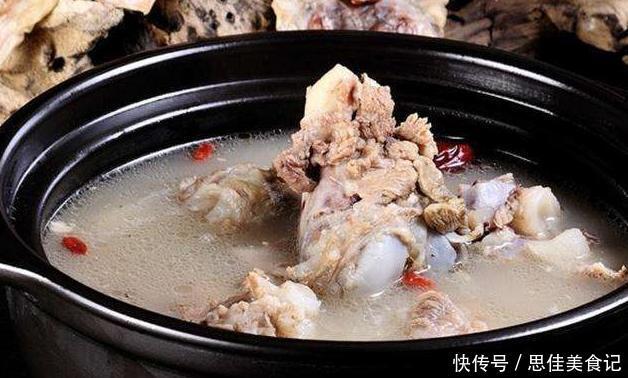骨頭湯熬不白？原因是你只會(huì)傻焯水！加一點(diǎn)它，骨湯濃白像牛奶