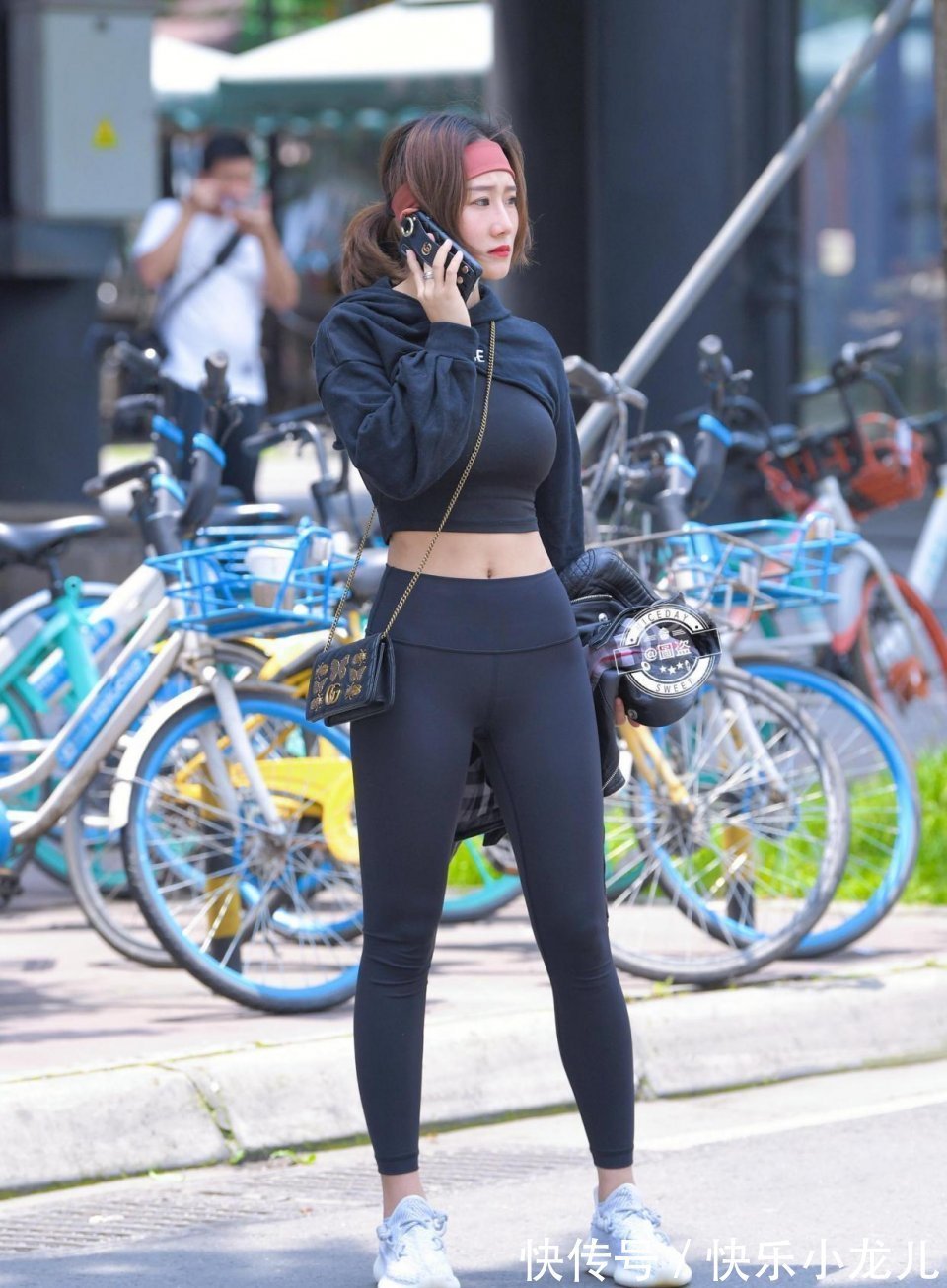 宽松 耐人寻味的打底裤搭配出全新感觉,衬托修长腿型,甜美时尚