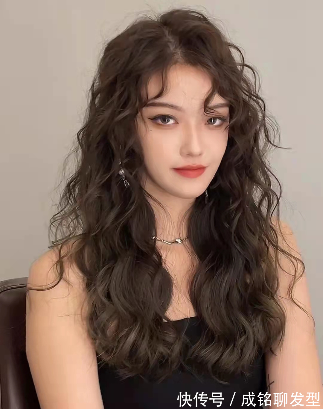 卷形|别再烫大波浪了,今年流行“法式羊毛卷”,显发量又小颜,超洋气