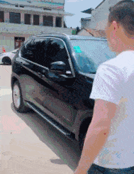 |搞笑GIF趣图：?我们村排名第一的大工，没有宝马不出工！