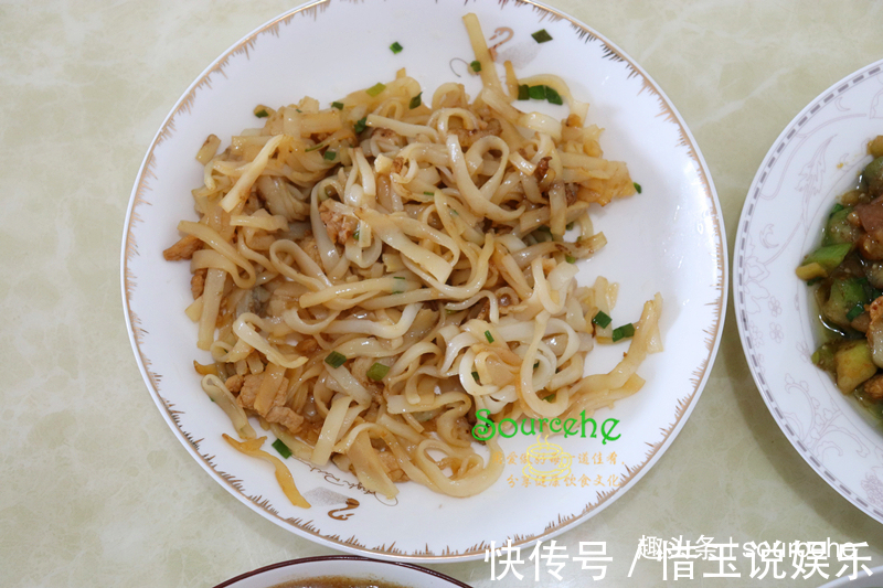 放暑假了,孩子送回老家,婆婆只做了三道家常菜,儿子却很喜欢吃