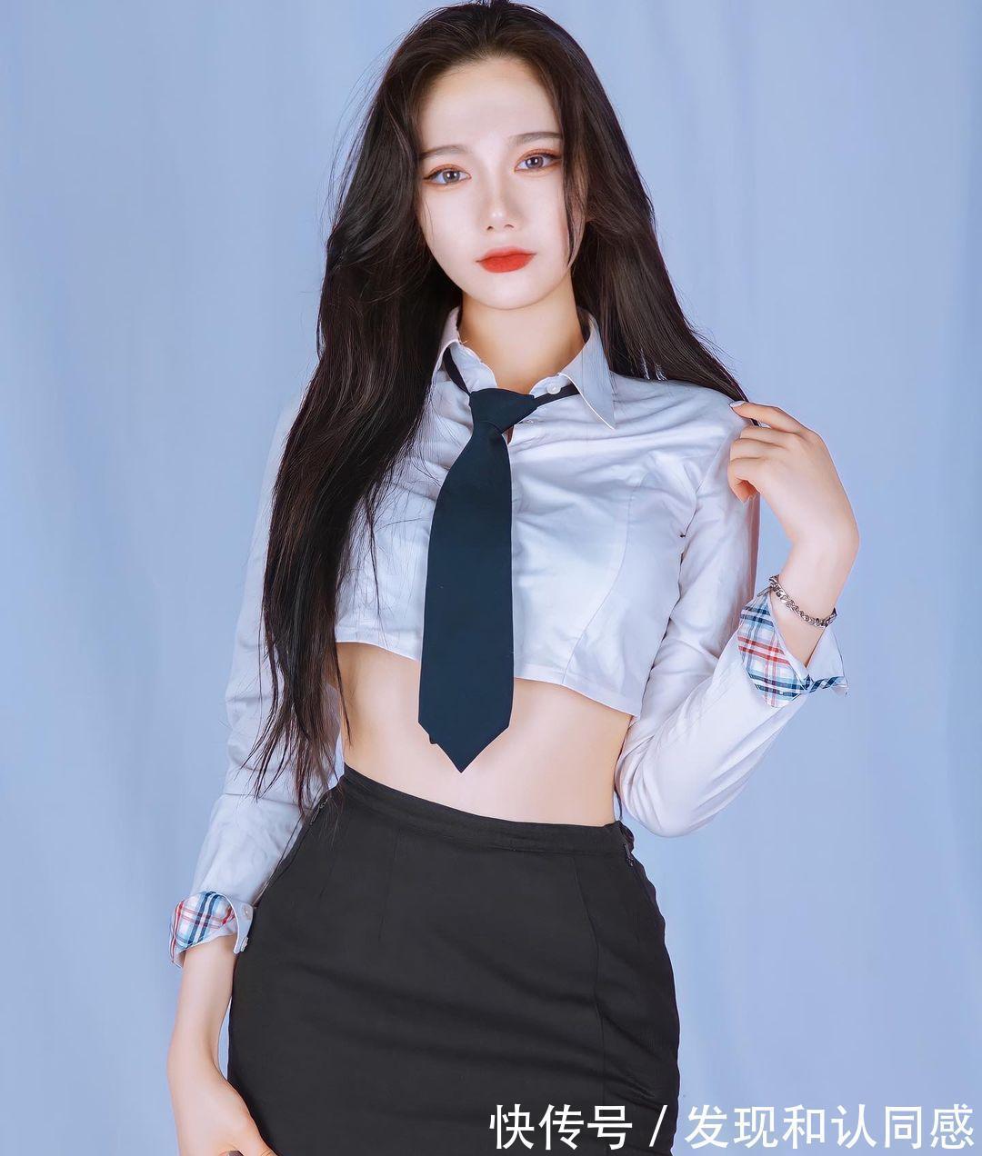 小姐姐|超短包臀裙配职业装,美女你这衣服有点小了