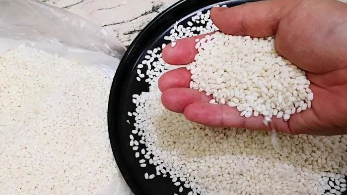 过年蒸年糕,用长糯米还是圆糯米?口感原来差别那么大,长见识了