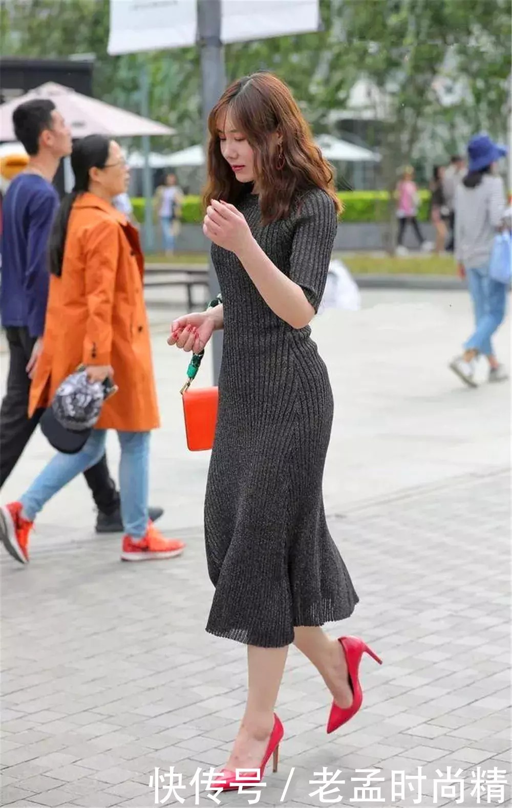 连衣裙|街拍:闺蜜逛街搭配高跟鞋,显得时尚又迷人
