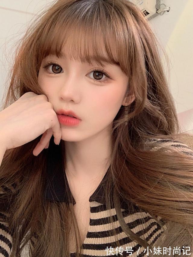 妆容|美女漂亮了穿什么都好看,V领薄款毛衣再搭配上减龄妆容,漂亮