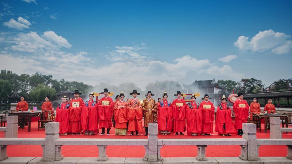 中国女孩的嫁衣，不该只是西方的婚纱，更应该是传统的凤冠霞帔！