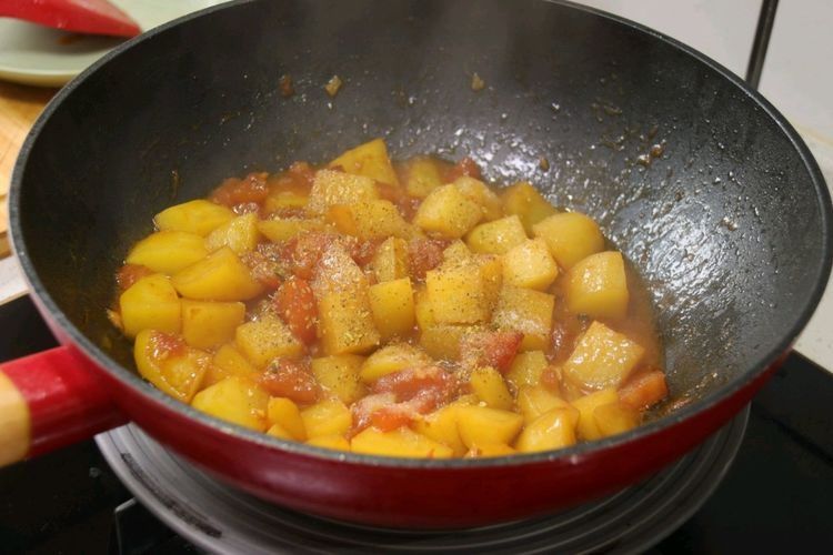 2个土豆加2个西红柿，简单一烧，比肉还好吃