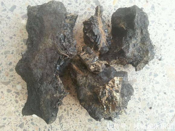 矿工们 为什么煤炭里面会有金灿灿的东西,这是什么?今天算长见识了