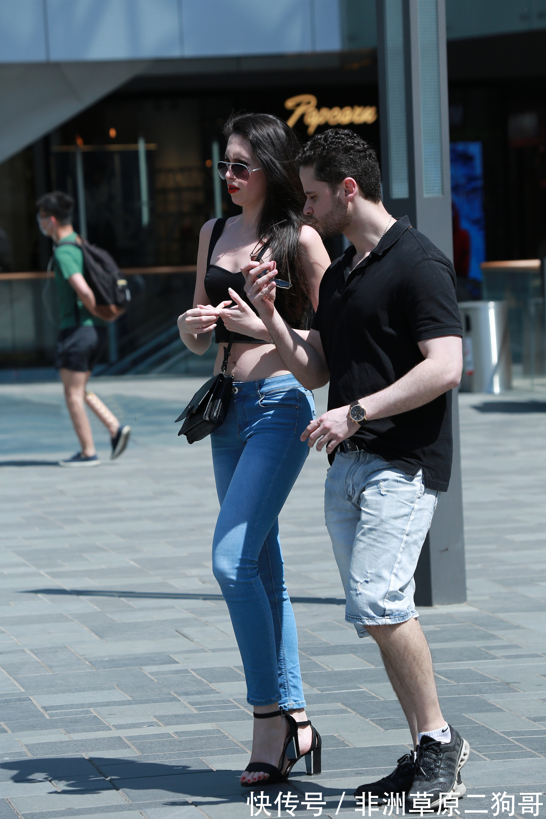 时尚|女性展示自己的美,除了自身之外还需要服饰点缀