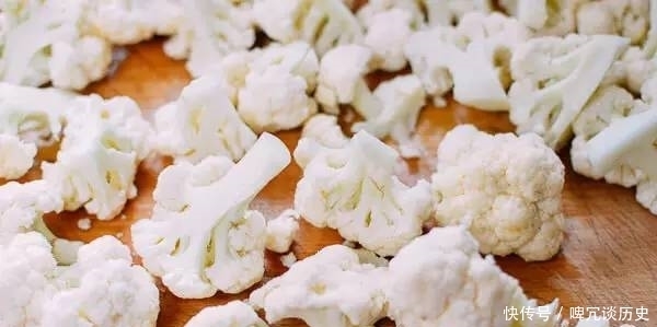 花菜别再干炒着吃了,这样做全家抢着吃!