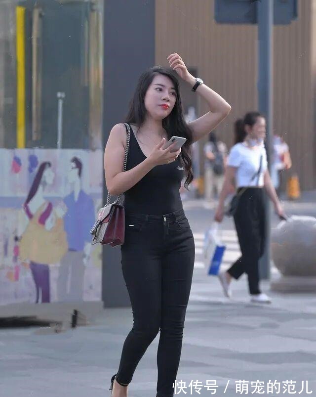 袖子 黑色字母低胸搭配黑色字母打底裤,搭配有很多种,职场白领上班族!