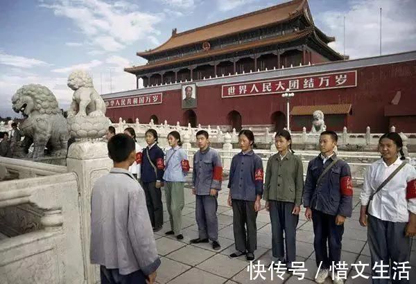 年画@老照片:70年代初,只有书店才卖年画,大碗茶是蓝边碗