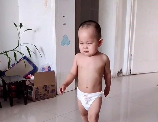 妈妈|萌娃半夜不睡被妈妈赶下床,宝爸幸灾乐祸躺沙发儿子,爸懂你