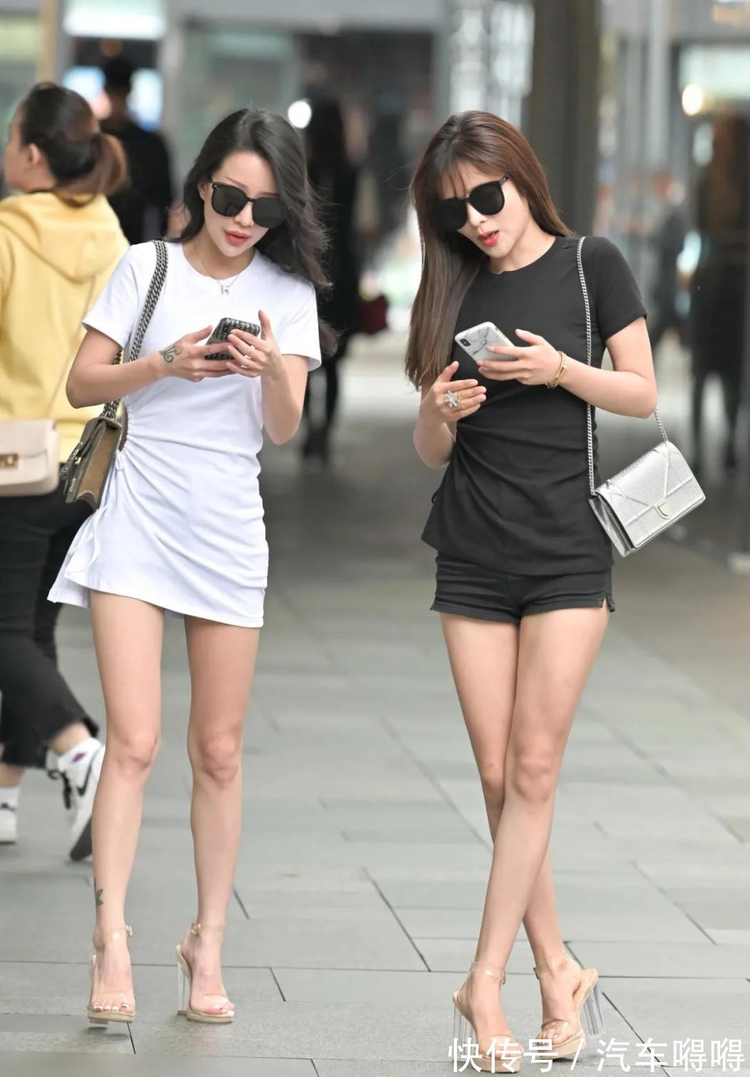 气质|白色T恤款连衣裙，搭配时尚高跟鞋，清爽自在又显气质