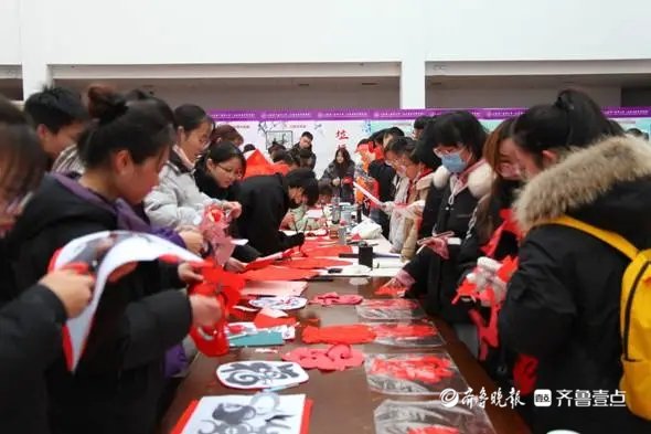  剪新福|写春联，剪新福——山一大校团委举办写春联、送祝福、迎新春活动