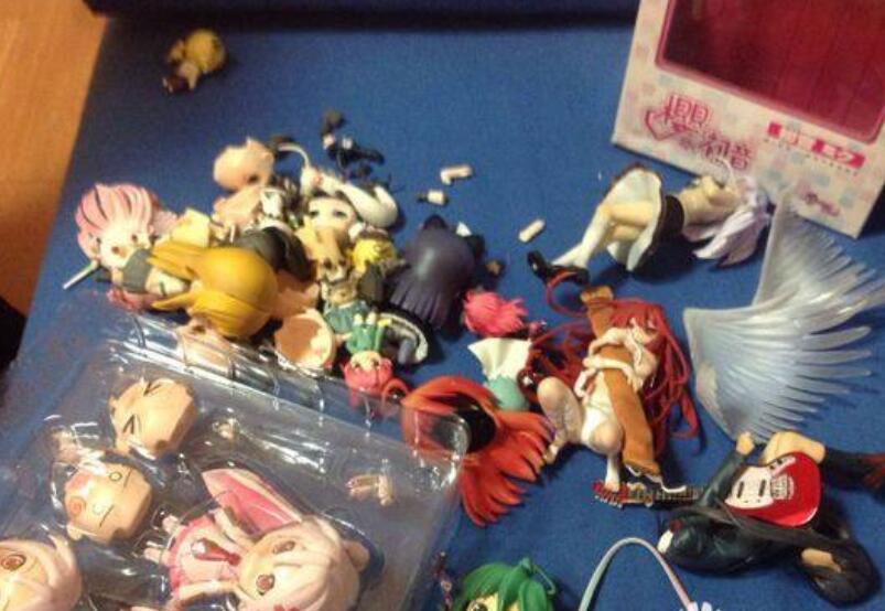 位漫迷|小孩摔坏“百万手办”,家长:我赔你手办,你赔我孩子