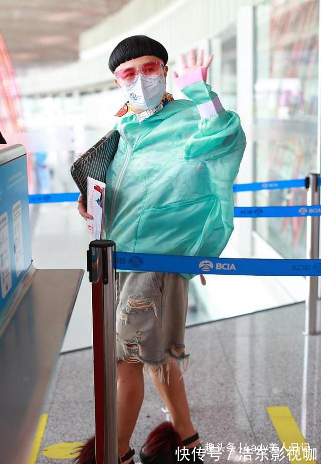 发型 中年女性最另类穿搭54岁金龟子依然长不大,发型可爱穿搭稚嫩