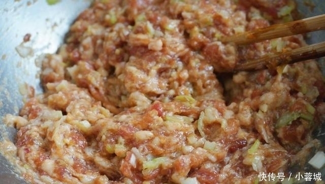 这个馅的饺子百吃不厌,我家每周都包一次,馅香味美,真好吃