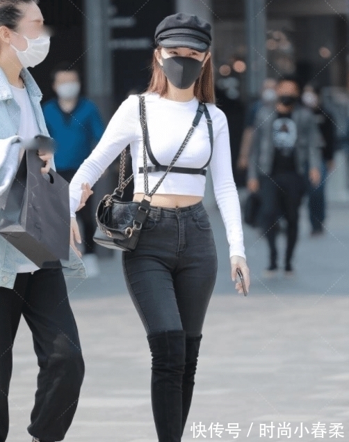 长袖上衣 白色长袖上衣搭配黑色牛仔裤,韵味十足,活力风满满