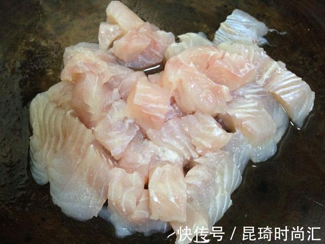 丸子|教你做“香煎龙利鱼饼”：口感酥脆，浓香的味道，大人孩子都爱吃