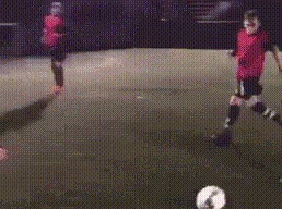 |搞笑GIF趣图:妹子你热我理解,但这个风扇有点小,吹的不够全面