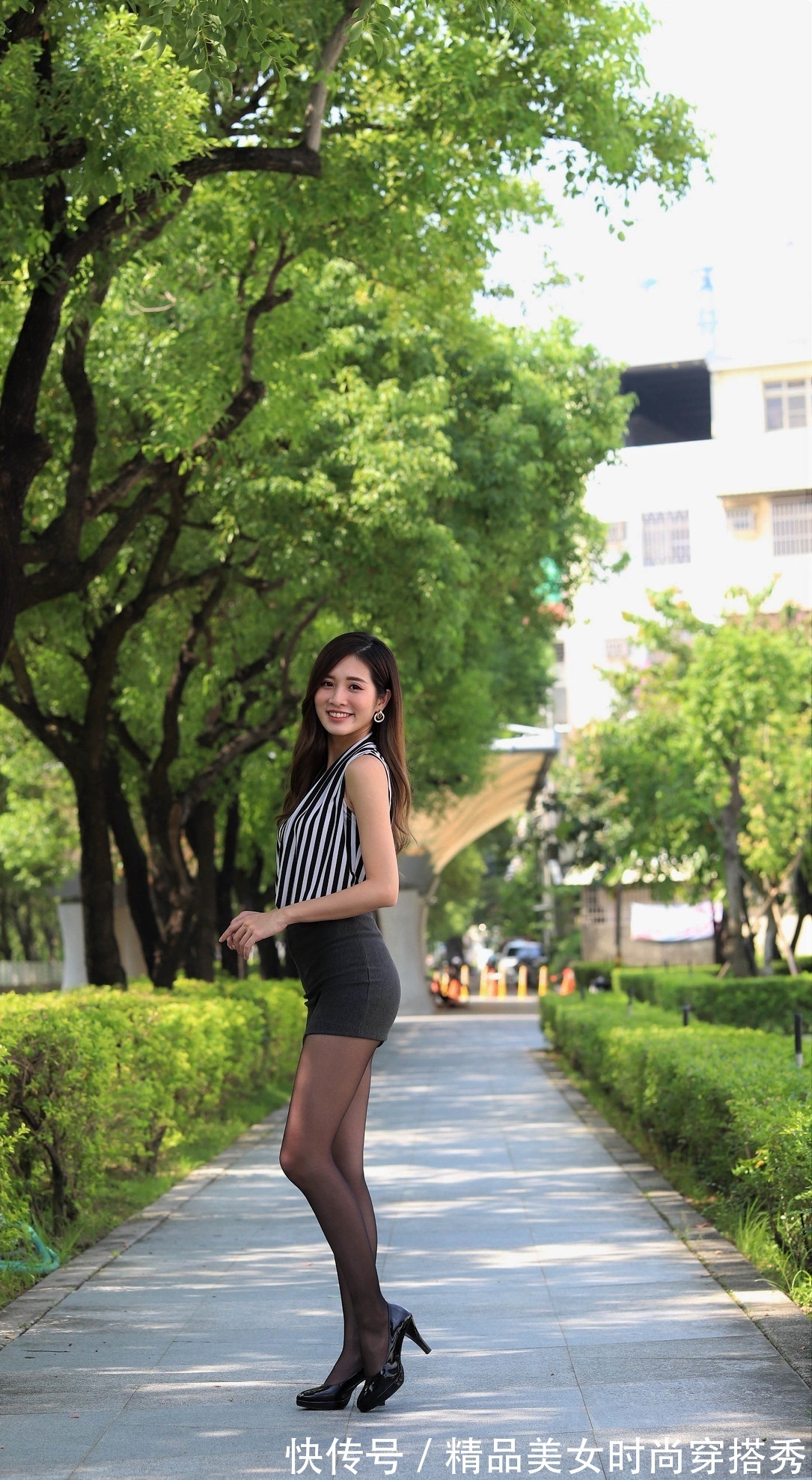 条纹|职场小姐姐身穿黑白条纹衬衫,搭配高腰包臀裙,很是有型
