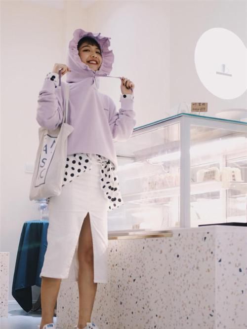 不穿风衣照样高级！看今年流行的卫衣风潮，学会“叠穿”才更时髦