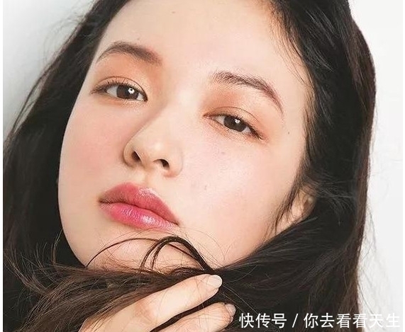 妆前乳|为什么刚涂完BB霜脸很白,到下午脸就黄了?很多人都错了这一步!