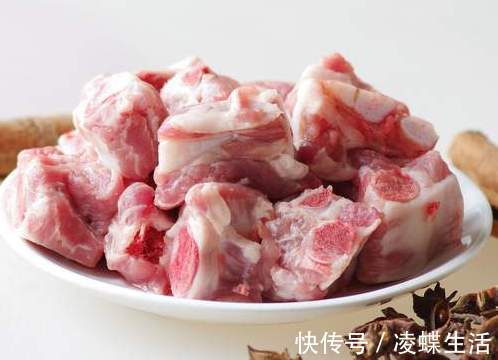 肋排|排骨不要只挑粗的买,老师傅教你3个妙招,挑到的排骨新鲜又好吃