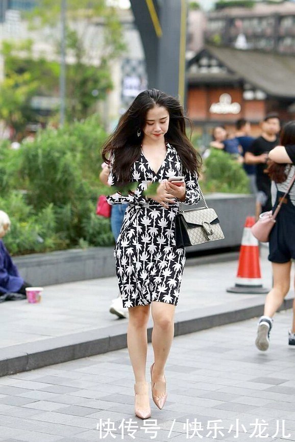 西装式领口设计,这样的长款连衣裙,黑白配色优雅大方