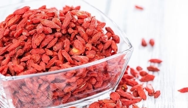 食用枸杞|枸杞是干吃好,还是泡水好?营养师终于给出答案!难怪平时没效果