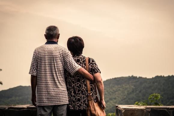 父母|如果父母突然离世，而房产证上的名字还是父母的，这样该怎么办