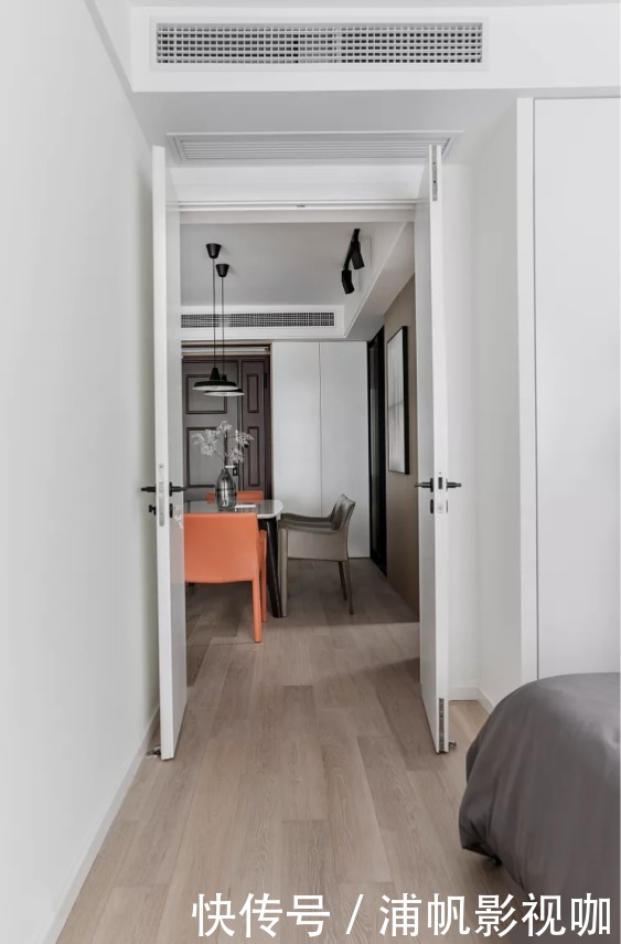瞬间|装修时房门别装单开门了，他家这么设计，让全屋瞬间放大一倍