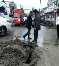 |搞笑GIF:好玩是好玩 就是有点费舌头