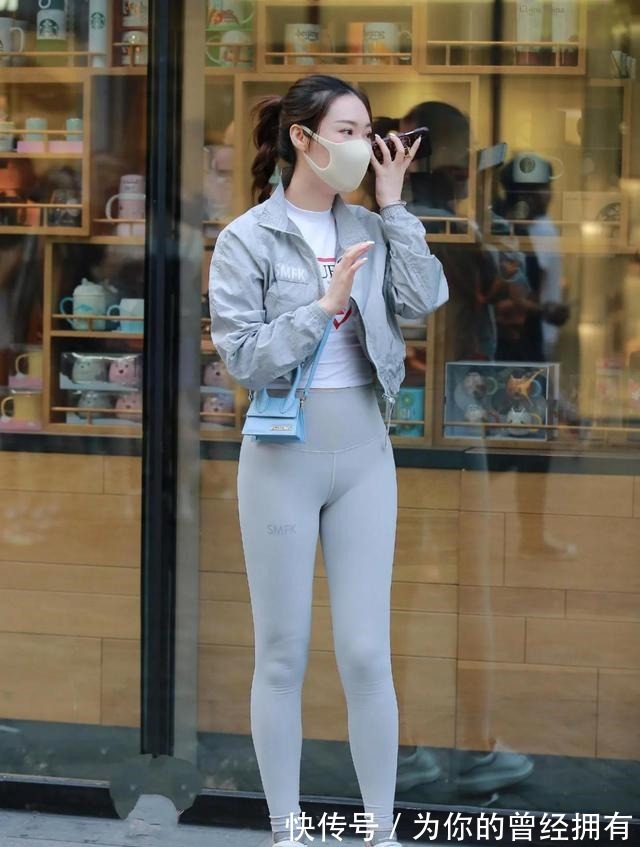 小姐姐 瑜伽裤搭配白色T恤,混搭风格休闲减龄,配牛仔外套,唯美可爱!