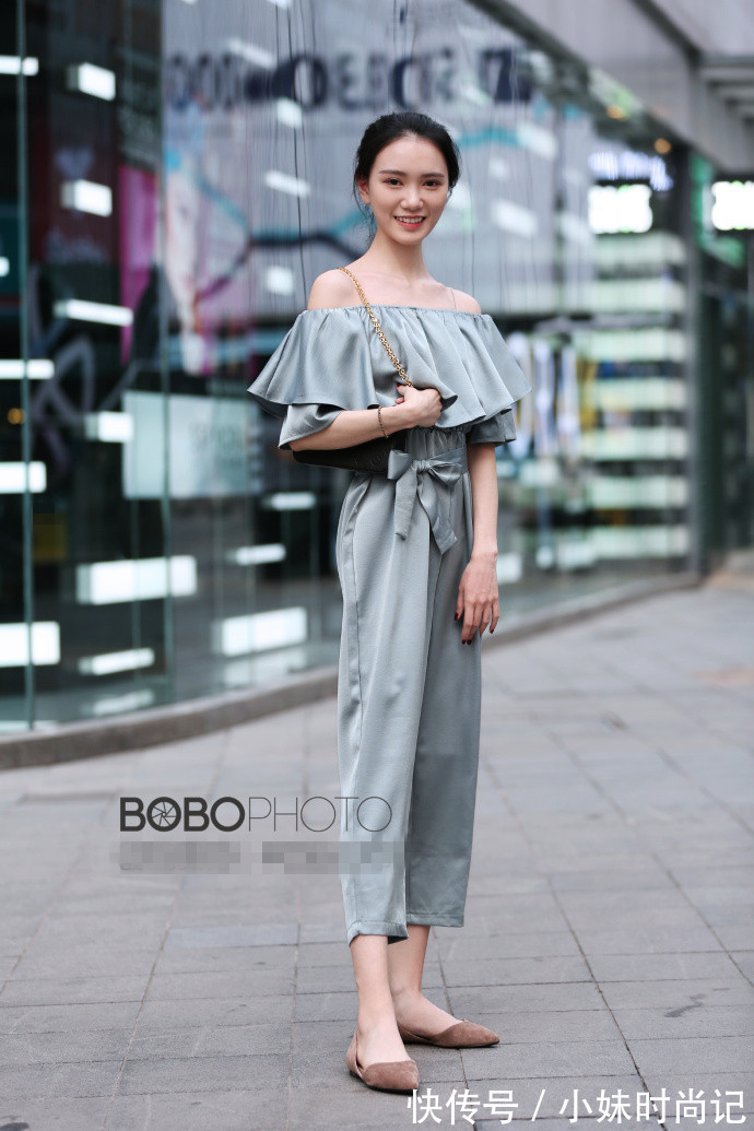 街拍 重庆街拍,彩虹条纹毛衫裙搭配牛仔裤,女人味十足!