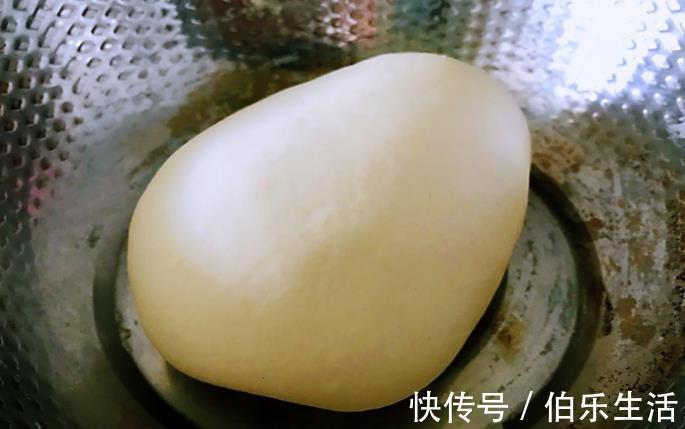 发面时不能只用酵母粉，学会一个方法，30分钟发好，面食暄软不硬