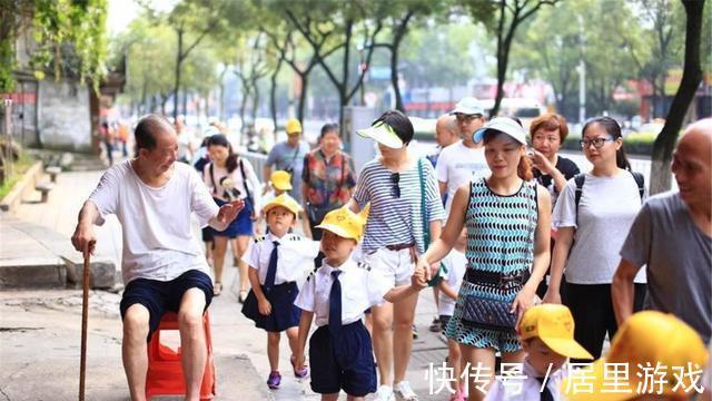 用力过猛|这些“中国式礼貌”，正伤孩子于无形中，家长别再拿来炫耀了