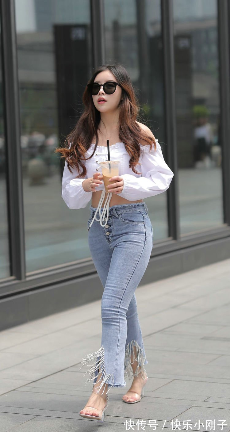 时尚|微胖小姐姐搭一字肩上衣,其实效果也非常不错,凸显了时尚的气质