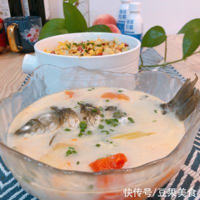 土鲫鱼|这道回归~超鲜的木瓜鲫鱼汤一上桌，我的筷子就没停过