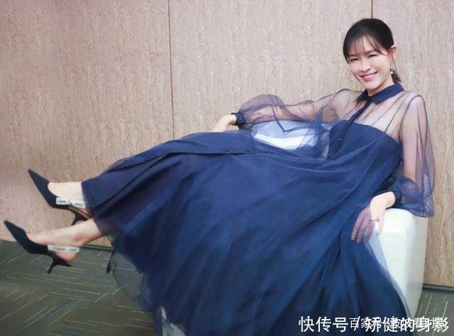 李艾状态太好了吧穿宝蓝色连衣裙浪漫优雅，美得像童话里的公主