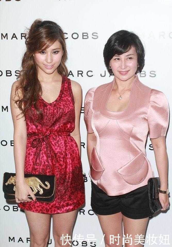 58岁何超琼真拼,穿粉色衣服和妹妹比美还要露腿,气质太惊艳了