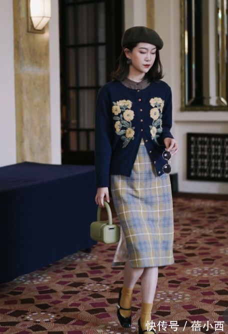 小姐姐|今年不流行“小黑裙”了,试试格纹半身裙,冬季最in的单品就是它