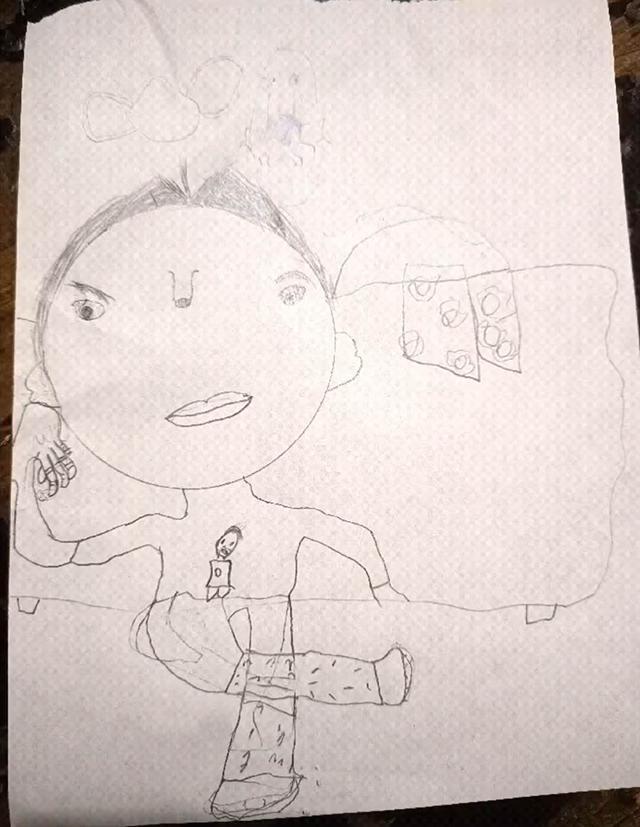 孩子$爸爸在沙发上“葛优躺”,两个女儿趁机作画,网友:腿毛都没放过