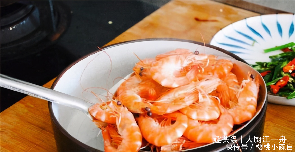 过年时做白灼大虾,先下锅就错啦,难怪虾肉发腥发柴,这样做才对