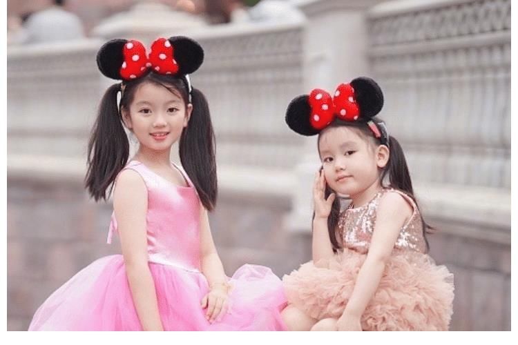 面對鏡頭|9歲的阿拉蕾曬近照，與妹妹同框合影好可愛，姐妹倆像共用一張臉