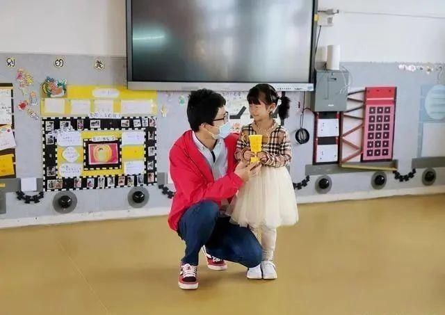 网上|男幼师获学生自制“最佳梳头奖”为孩子打扮网上自学2年，随身携带橡皮筋