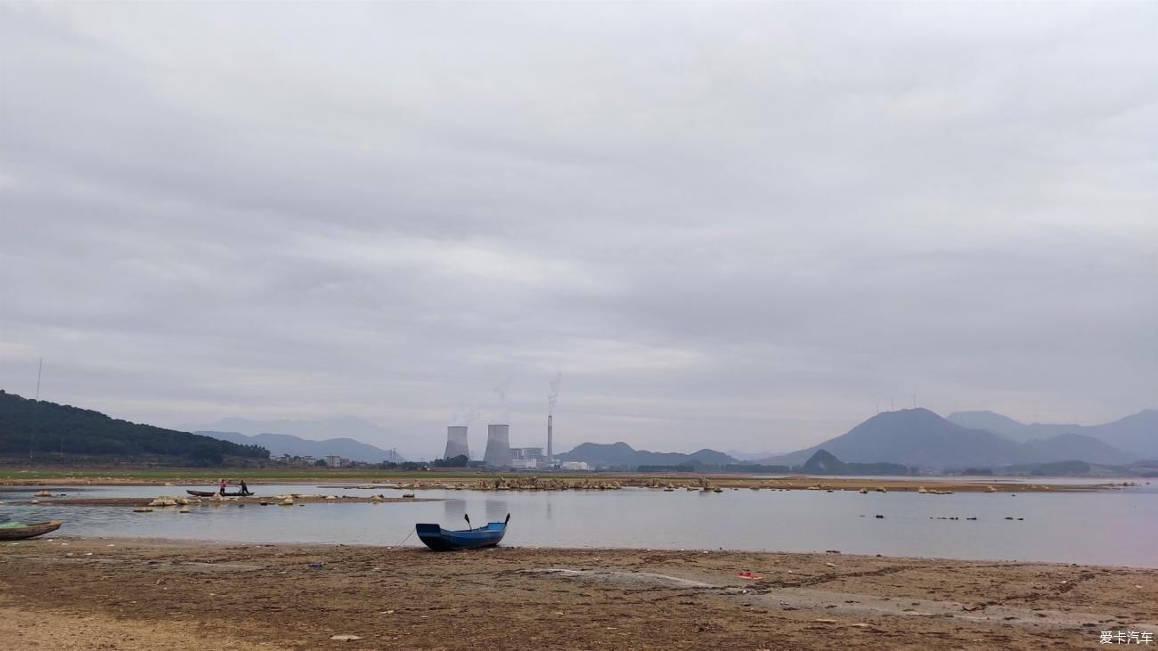 自驾|自驾湖边的草原