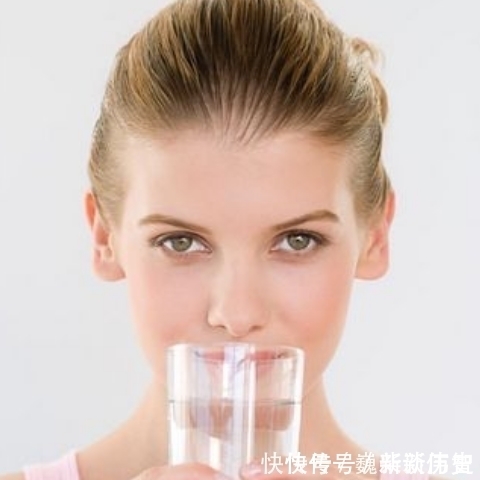 节食减肥|一杯水就能瘦掉大肚子？只要掌握好这4个时间段，A4腰不再是梦